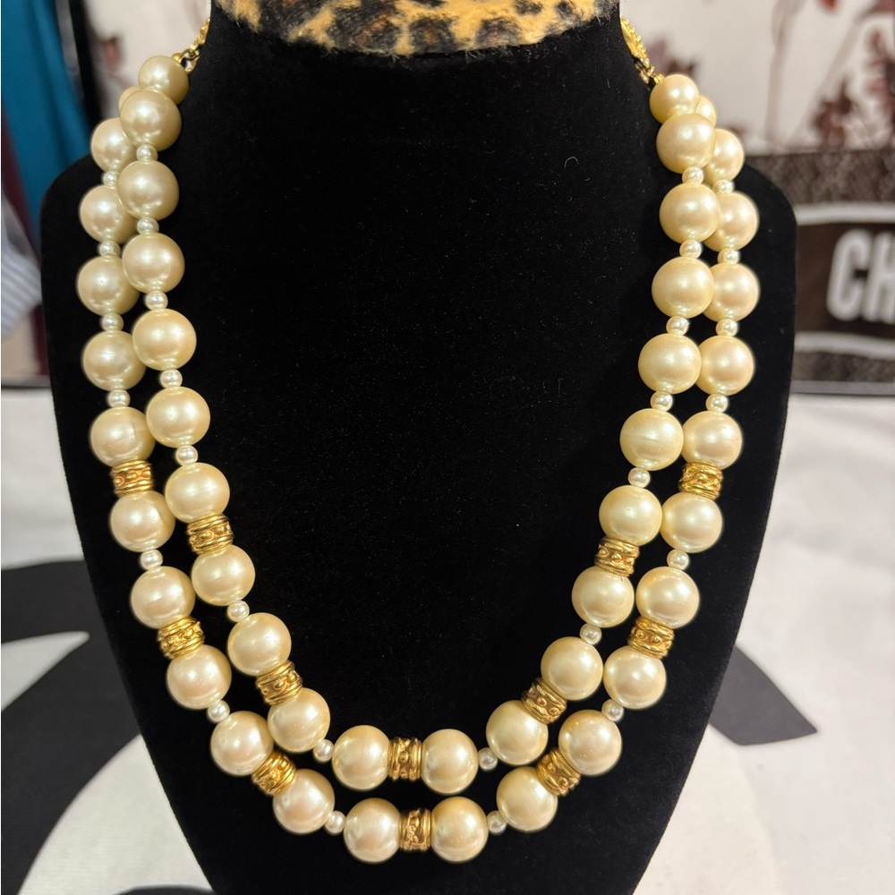 Vintage Preloved Elegant Goldtone and Cream Pearl Necklace